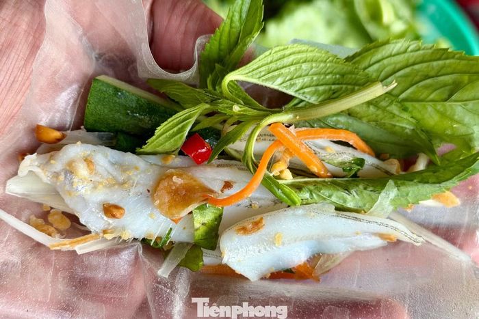 Gỏi cá có sự cân bằng giữa vị chua nhẹ của chanh, vị ngọt tự nhiên từ cá và mùi thơm đặc trưng của rau sống đi kèm.