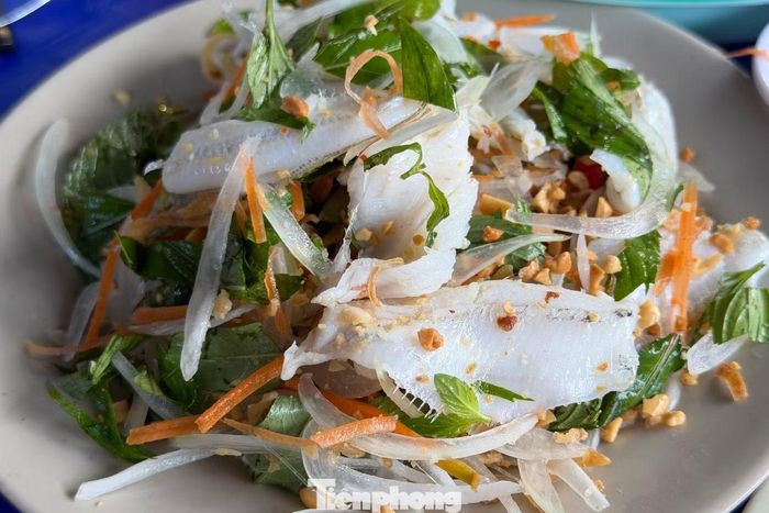 Cá mai được làm sạch, rút xương, trộn cùng gia vị.