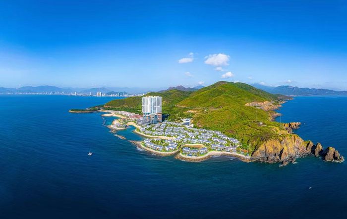 Khi di chuyển qua tuyến đèo này, du khách cũng sẽ bắt gặp dự án Libera Nha Trang. Đây là một trong những dự án đô thị biển quy mô lớn và nổi bật tại Nha Trang, được phát triển theo mô hình tổ hợp nghỉ dưỡng - giải trí - lưu trú cao cấp. Với vị trí ven biển hiếm hoi còn lại tại khu vực Bãi Tiên (phường Bắc Nha Trang), dự án sở hữu lợi thế “tựa sơn hướng thủy”, lưng tựa núi Cô Tiên và mặt hướng ra vịnh biển xanh trong.