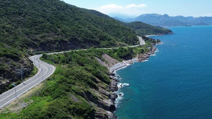  Điều làm nên sức hút đặc biệt của đèo Lương Sơn chính là sự hòa quyện tuyệt vời giữa núi và biển. Một bên là sườn núi đá khô cằn, phủ lên mình những bụi cây thấp đặc trưng của vùng đất nắng gió miền Trung; bên còn lại là biển xanh bao la trải dài đến tận chân trời. 