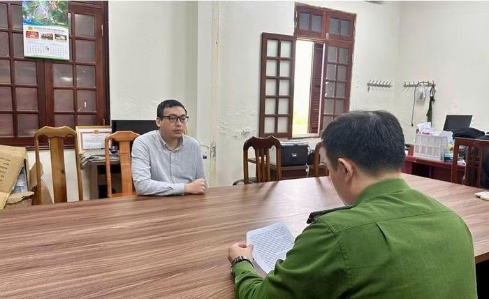 Công an lấy lời khai Lê Văn Sơn về hành vi nhận tiền để chạy án. Ảnh: CALS.