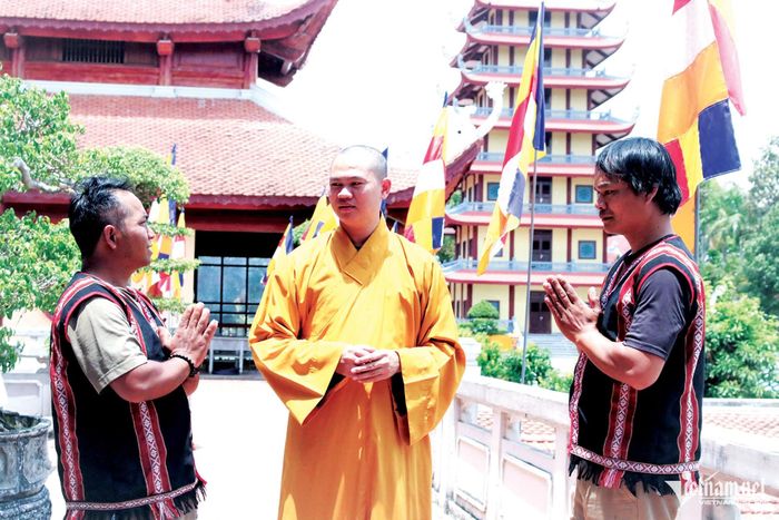 Đại đức Thích Nhuận Hiển, Trụ trì chùa Huệ Chiếu, tỉnh Quảng Ngãi trao đổi với phật tử đồng bào dân tộc thiểu số.