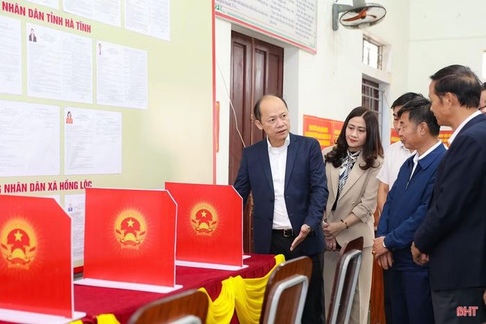 Đồng chí Nguyễn Hồng Lĩnh - Phó Bí thư Thường trực Tỉnh ủy, Chủ tịch HĐND tỉnh, Chủ tịch Ủy ban Bầu cử tỉnh kiểm tra công tác chuẩn bị bầu cử tại khu vực bỏ phiếu số 1 (thôn Kim Tân), xã Hồng Lộc, ngày 12/3/2026.