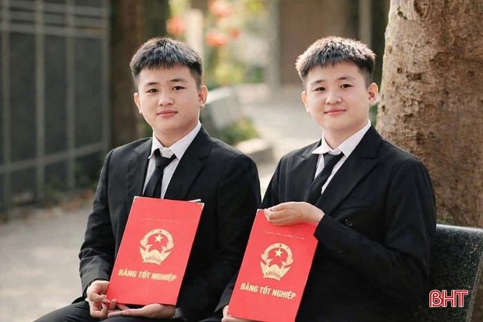Vinh - Vũ nhận bằng tốt nghiệp THPT năm học 2023 - 2024.