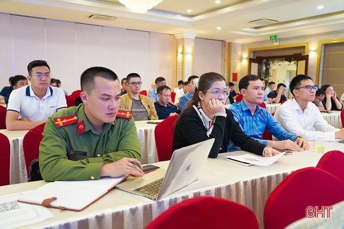 Các đại biểu tập trung nghiên cứu các nội dung được phổ biến.