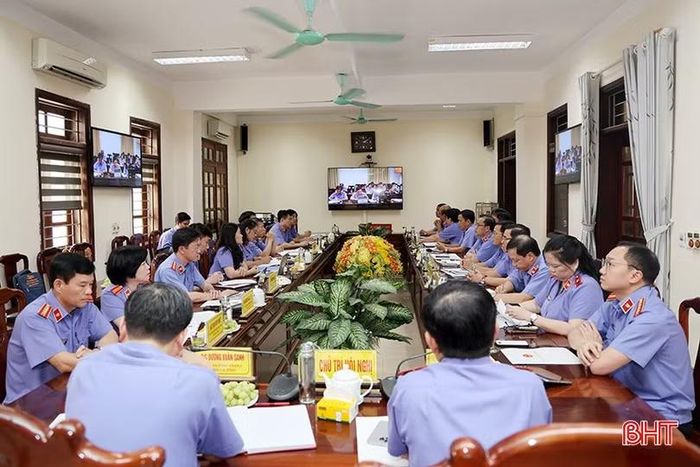 Các đại biểu xem clip báo cáo sơ kết công tác thi đua, khen thưởng của Cụm thi đua số 4.
