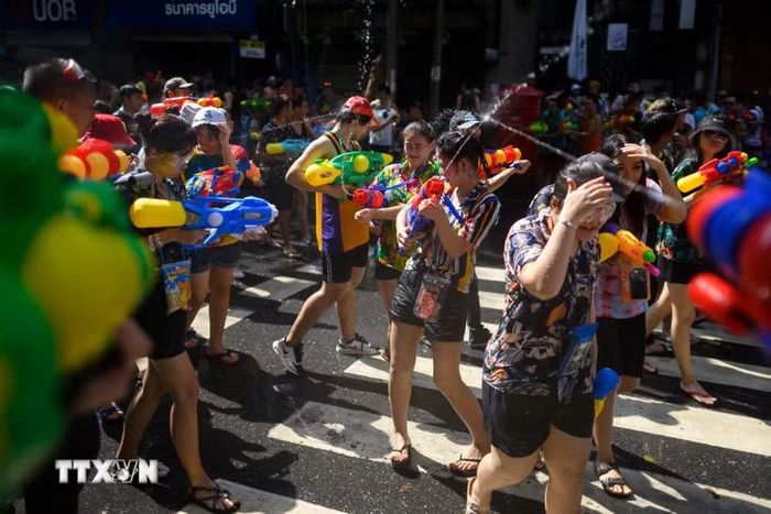Người dân vui chơi trong kỳ nghỉ Tết Songkran cổ truyền ở Bangkok, Thái Lan. (Ảnh: AFP/TTXVN)
