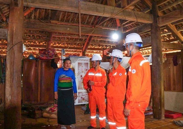 Bên cạnh công tác tuyên truyền, cán bộ điện lực các địa phương trong tỉnh tích cực hướng dẫn người dân sử dụng đúng cách và tắt các thiết bị điện không cần thiết, giảm thiểu tiêu thụ năng lượng trong giờ cao điểm.
