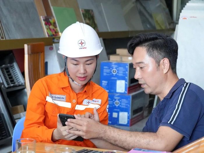 Cán bộ Công ty Điện lực Thanh Hóa truyền thông trên nền tảng số vận động người dân cùng tham gia sự kiện bằng cách tắt đèn và các thiết bị điện không cần thiết.