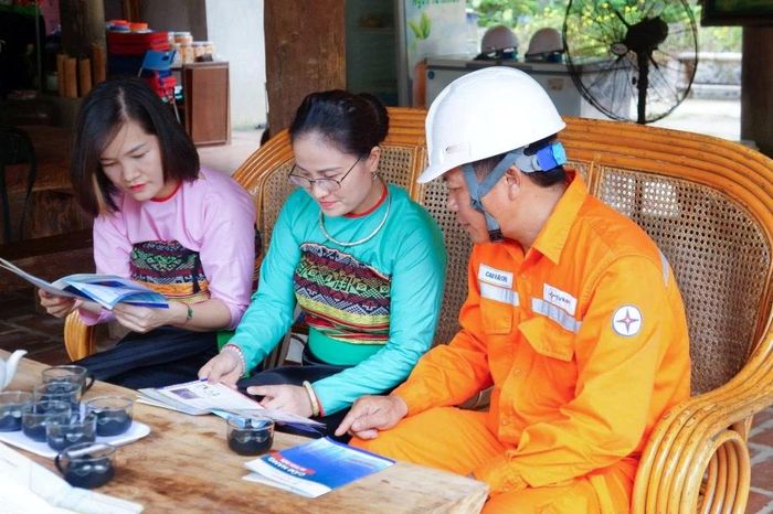 Ngành Điện lực Thanh Hóa tích cực truyền thông cho người dân khu vực miền núi nhằm lan tỏa thông điệp sống xanh đến đông đảo người dân.