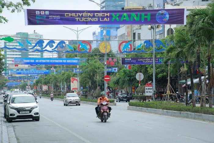 Hoạt động tuyên truyền được đẩy mạnh thông qua việc treo băng rôn, khẩu hiệu tại các tuyến đường, khu vực trung tâm của tỉnh.