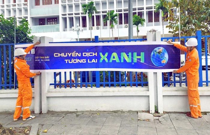 Cán bộ Công ty Điện lực Thanh Hóa treo băng rôn hưởng ứng Giờ Trái đất năm 2026.