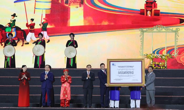  Lãnh đạo Bộ Văn hóa, Thể thao và Du lịch trao Bằng của UNESCO ghi danh Nghề làm tranh dân gian Đông Hồ vào Danh sách Di sản văn hóa phi vật thể cần bảo vệ khẩn cấp cho lãnh đạo tỉnh Bắc Ninh và nghệ nhân. 