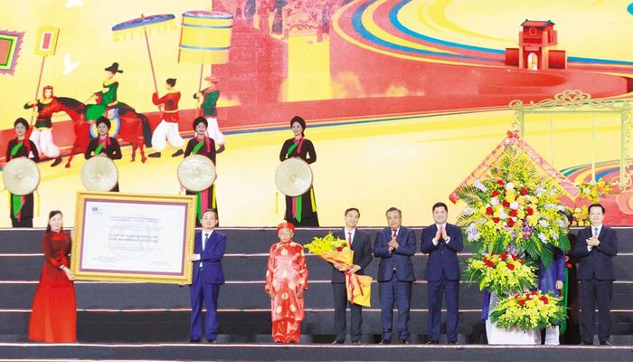  Các đồng chí Trần Sỹ Thanh, Mai Văn Chính tặng hoa chúc mừng Đảng bộ, chính quyền và nhân dân tỉnh Bắc Ninh. 