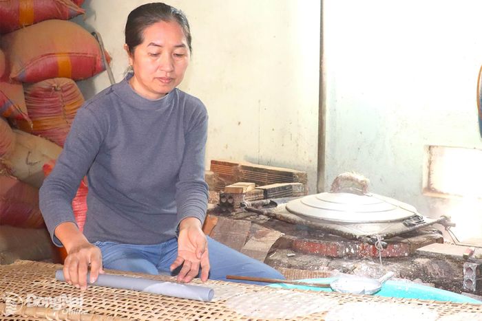 Bà Nguyễn Thị Hồng (ở khu phố Ruộng Lớn) gắn bó với nghề tráng bánh gần 30 năm nay.