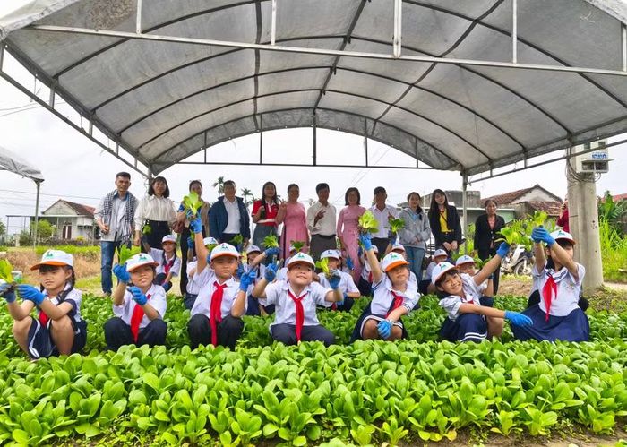 Học sinh trải nghiệm ở làng rau Thuận Nghĩa. Ảnh: Đ.N