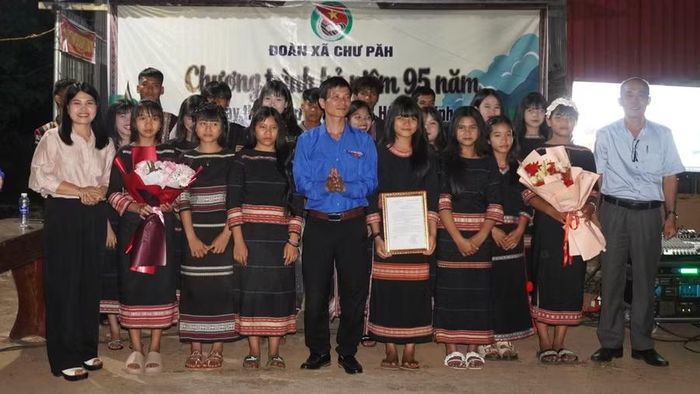 Câu lạc bộ cồng chiêng “Giai điệu đại ngàn” ra mắt với 21 thành viên. Ảnh: Chu Hằng