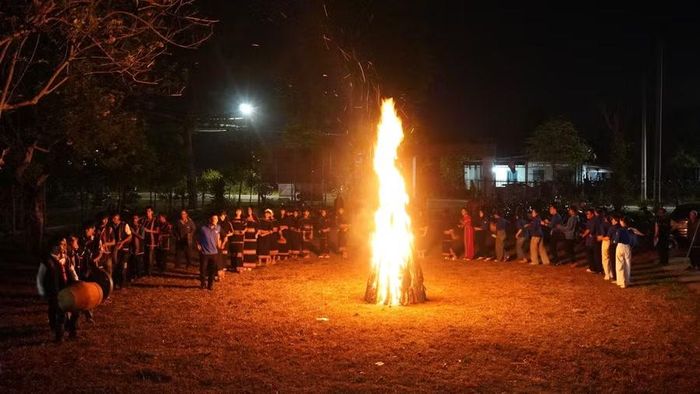 Hoạt giao lưu văn nghệ và đốt lửa trại truyền thống thu hút nhiều đoàn viên, thanh thiếu nhi tham gia. Ảnh: Chu Hằng