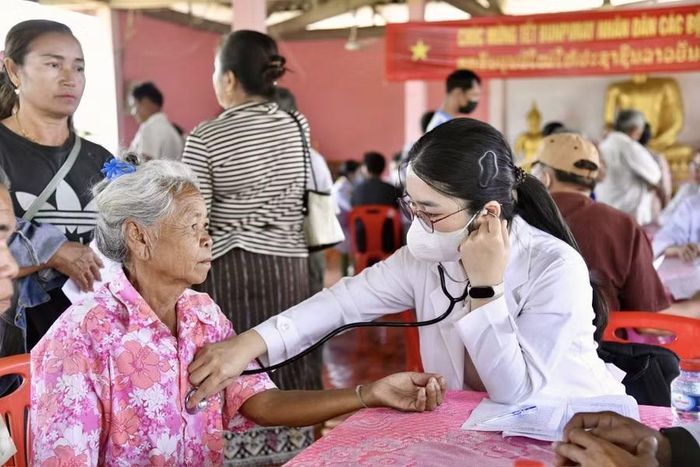  Lực lượng quân - dân y Bộ CHQS tỉnh Gia Lai khám bệnh, cấp phát thuốc miễn phí cho người dân cụm bản Nỏng Mịc. Ảnh: Anh Tuấn 