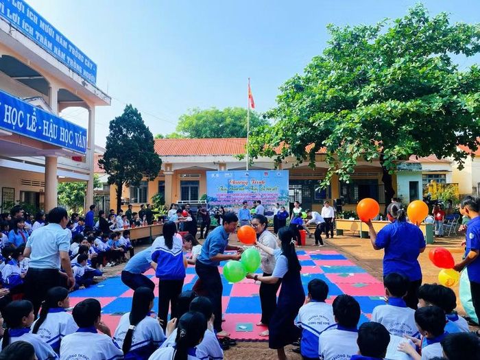  Hội thi “Rung chuông vàng” tìm hiểu về Biên giới quốc gia và Luật Biên phòng Việt Nam tại xã Ia Pnôn do BĐBP tổ chức. Ảnh: T.D 