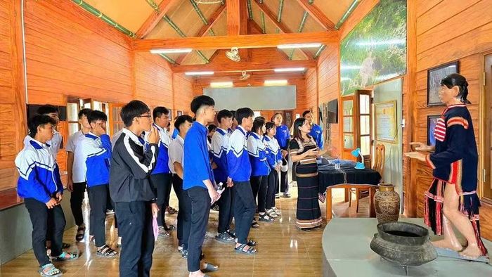  Học sinh tham quan nhà trưng bày hiện vật liên quan đến Vua Lửa trong Khu di tích Plei Ơi ngày 21-3 vừa qua. Ảnh: Vũ Chi 