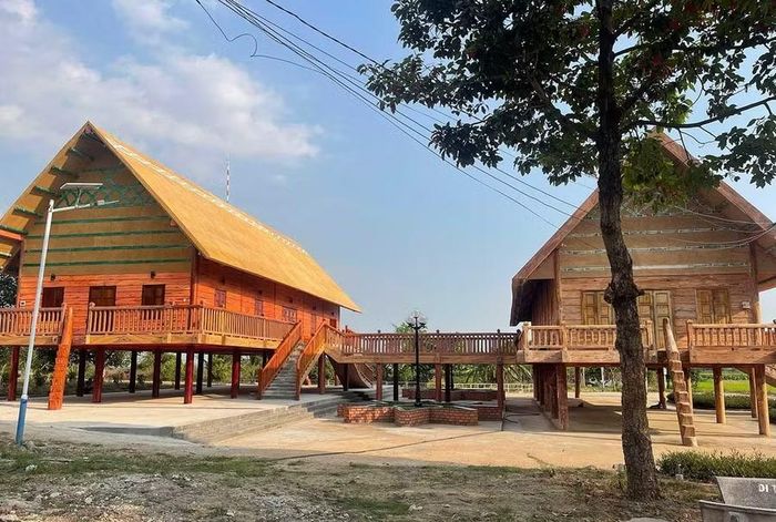  Nhà sàn trưng bày các hiện vật liên quan đến Vua Lửa được xây mới trong khuôn viên Khu di tích Plei Ơi. Ảnh: Vũ Chi 