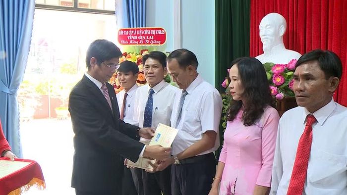  Lãnh đạo Học viện Chính trị khu vực III trao bằng tốt nghiệp cho các học viên. Ảnh: Hoàng Vũ 