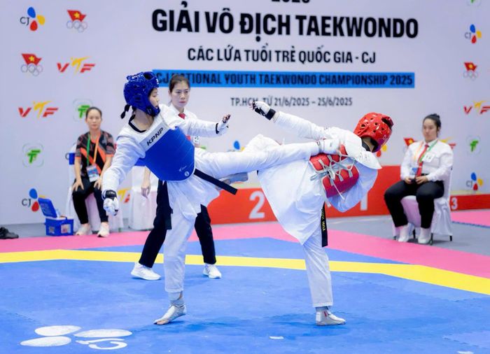 Vận động viên Ngô Mỹ An (bên trái) thuộc Trung tâm Huấn luyện và Thi đấu thể dục thể thao tỉnh được triệu tập vào Đội tuyển Taekwondo quốc gia.