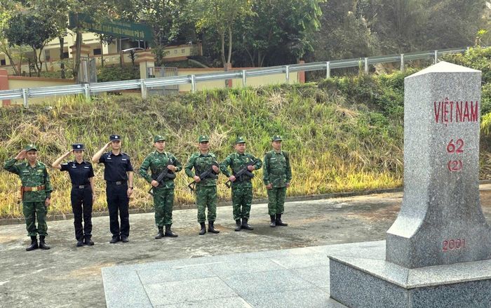 Hai Bên tuần tra và chào mốc giới số 62 (2).