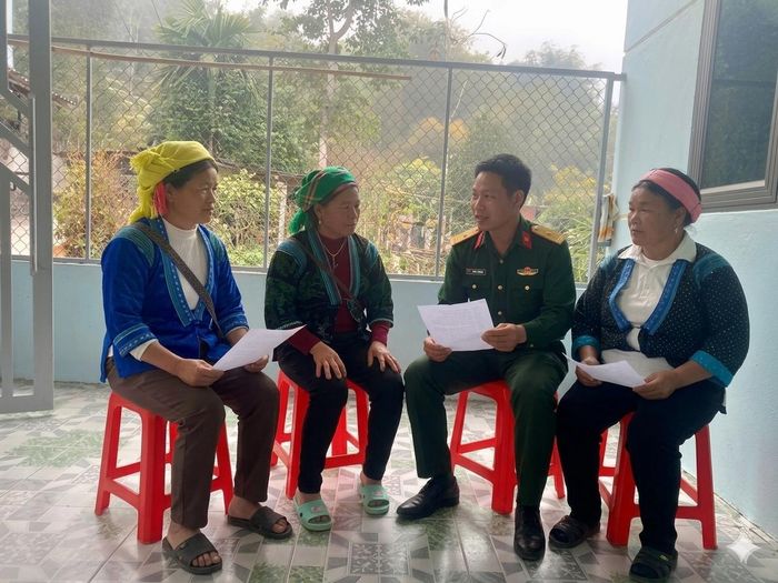 Thiếu tá Lý Chùy Thanh nghiên cứu tài liệu liên quan phục vụ tốt công tác quân sự địa phương.
