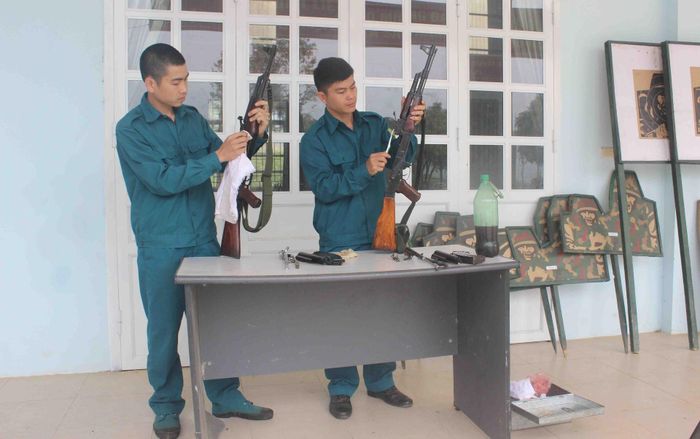 Lực lượng dân quân tự vệ của tỉnh bảo quản, lau vũ khí.