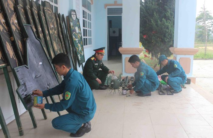 Lực lượng dân quân tự vệ của tỉnh chuẩn bị mô hình huấn luyện.