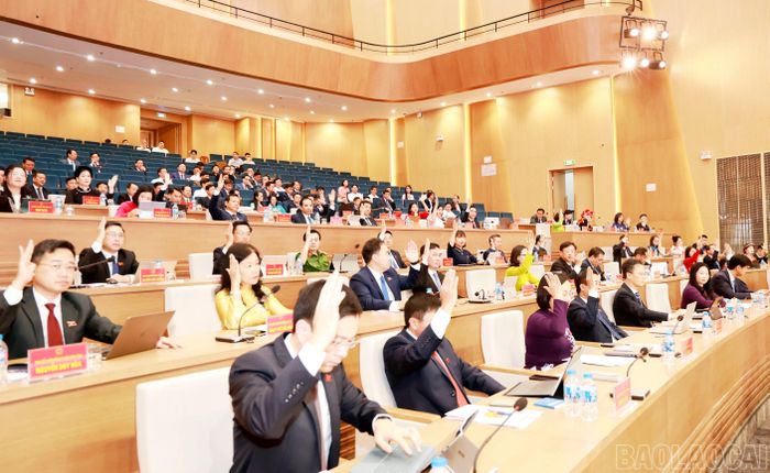Các đại biểu biểu quyết nhất trí nội dung kỳ họp.