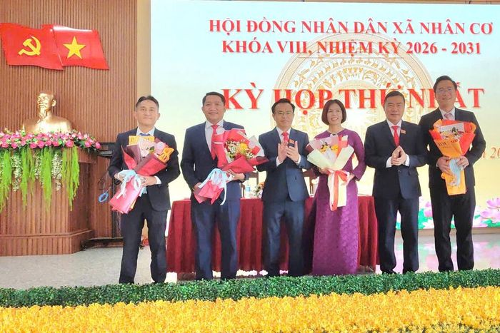 Ông Phan Anh Tuấn (thứ 2, từ trái qua) được bầu làm Chủ tịch HĐND xã Nhân Cơ khóa VIII, nhiệm kỳ 2026 - 2031