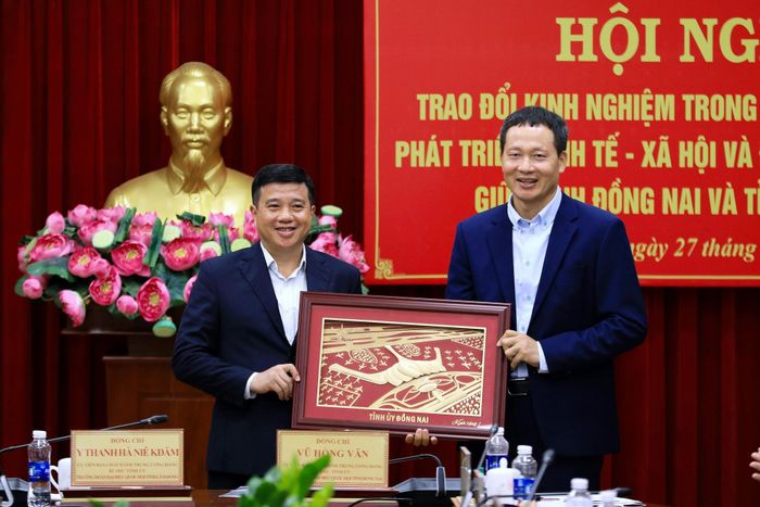 Bí thư Tỉnh ủy Đồng Nai Vũ Hồng Văn tặng quà lưu niệm cho đoàn công tác của Ban Thường vụ Tỉnh ủy Lâm Đồng