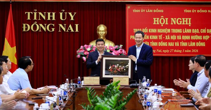 Bí thư Tỉnh ủy Lâm Đồng Y Thanh Hà Niê Kđăm tặng quà lưu niệm cho Ban Thường vụ Tỉnh ủy Đồng Nai
