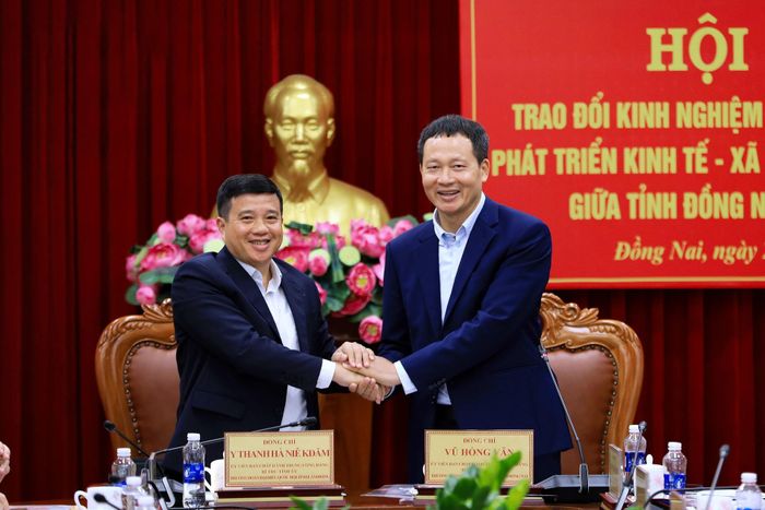 Bí thư Tỉnh ủy Đồng Nai Vũ Hồng Văn và Bí thư Tỉnh ủy Lâm Đồng Y Thanh Hà Niê Kđăm thống nhất cao chủ trương hợp tác tại hội nghị
