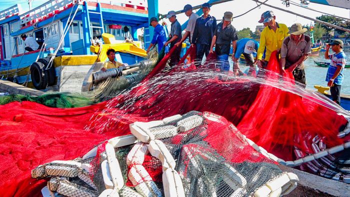 Chuẩn bị ngư lưới cụ cho chuyến biển dài ngày. Ảnh tư liệu