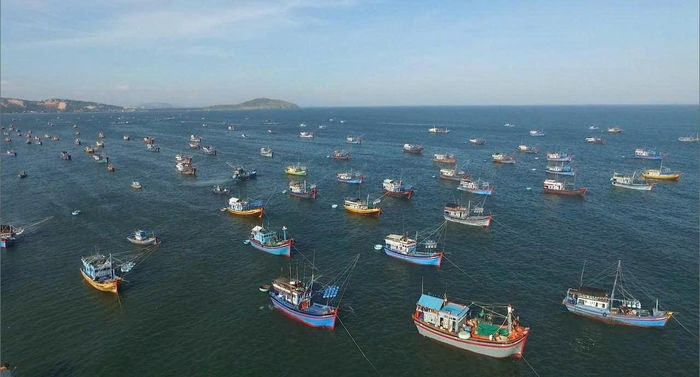 Tàu thuyền đánh bắt hải sản trên biển. Ảnh tư liệu
