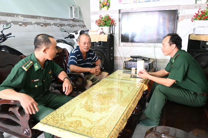 Các chiến sĩ đồn biên phòng thăm hỏi ngư dân. Ảnh tư liệu