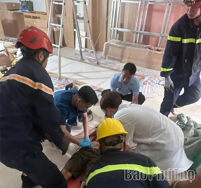 Nạn nhân được đưa ra ngoài cấp cứu.