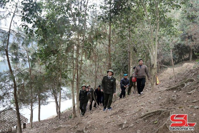Cán bộ Hạt Kiểm lâm Khu vực I cùng nhân dân kiểm tra rừng trên lòng hồ thủy điện Sơn La tại địa phận xã Quỳnh Nhai.