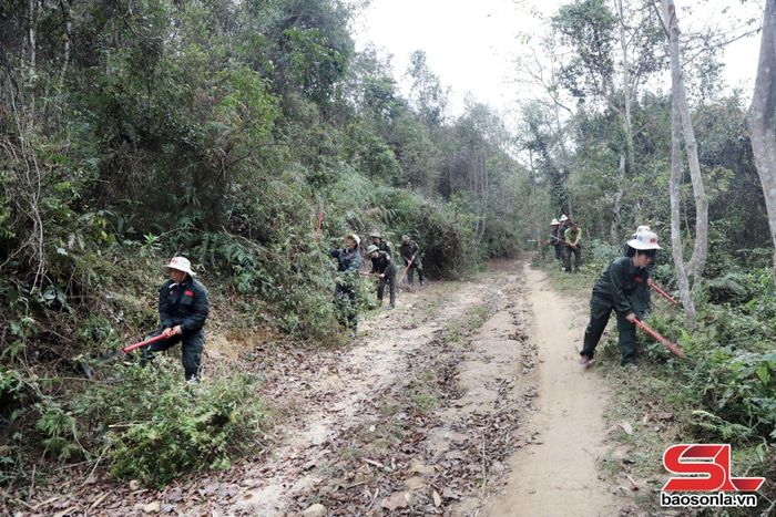 Hạt Kiểm lâm khu vực III cùng nhân dân bản Lùa, xã Mường É phát dọn đường băng cản lửa