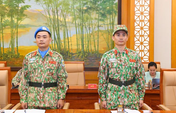Trung tá Nguyễn Ngọc Linh và Trung tá Trần Thái Sơn sẵn sàng lên đường thực hiện nhiệm vụ tại Phái bộ gìn giữ hòa bình Liên Hợp Quốc và Phái bộ Huấn luyện của Liên minh châu Âu tại Cộng hòa Trung Phi
