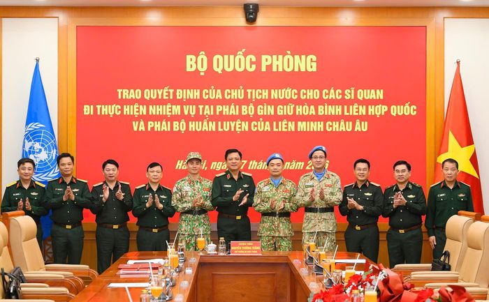 Thượng tướng Nguyễn Trường Thắng và các đại biểu tại buổi lễ