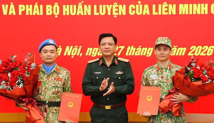 Thứ trưởng Bộ Quốc phòng, Thượng tướng Nguyễn Trường Thắng trao Quyết định cho Trung tá Nguyễn Ngọc Linh và Trung tá Trần Thái Sơn