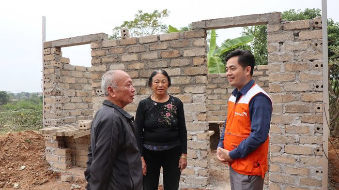 Vợ chồng ông Liền phấn khởi khi được hỗ trợ xây dựng công trình nhà vệ sinh mới.
