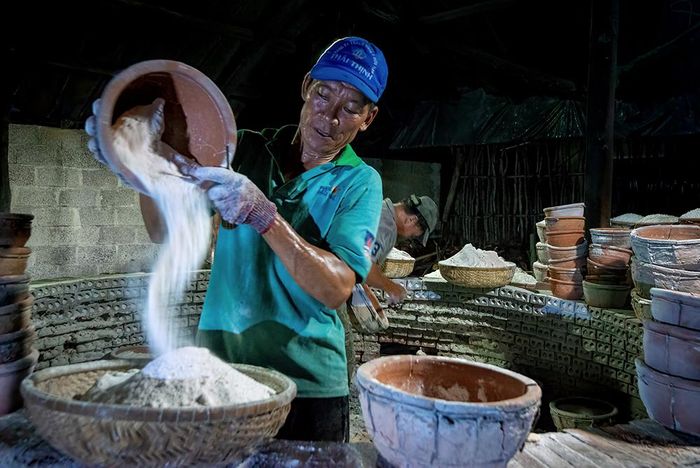 Những hạt muối trắng mịn ra lò.