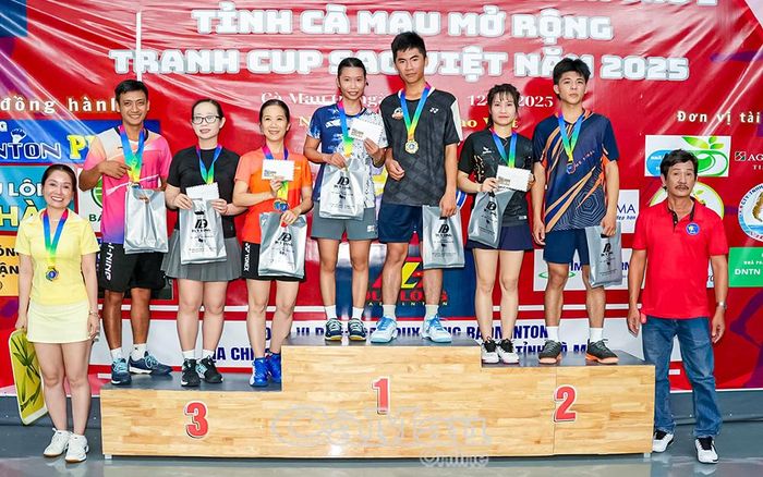 Thể thao phong trào ngày càng phát triển. (Trong ảnh: Giải cầu lông Ðất Mũi ngày một phát triển cả về quy mô và chất lượng).
