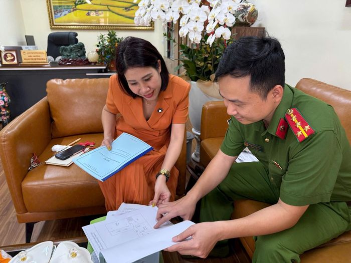 Kiểm tra hồ sơ quản lý về công tác phòng cháy, chữa cháy của cơ sở. Ảnh: PH
